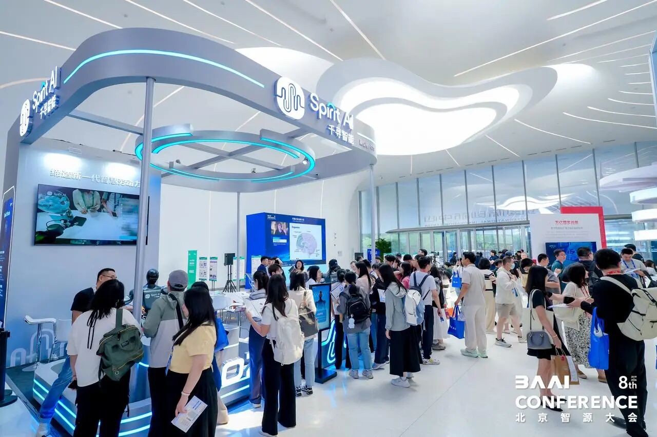 2026智源大会 | 在路线之争的喧嚣背后，千寻智能押注模型在物理世界的真实进化